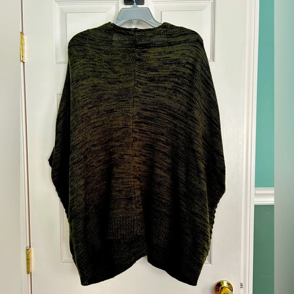 Xhiliration batwing cape with pockets - Picture 2 of 3
